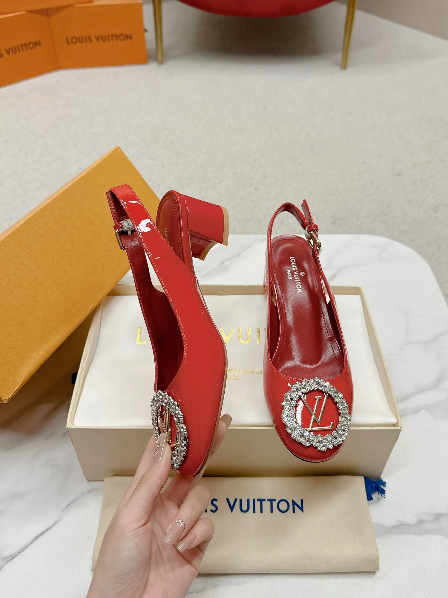 👟👟Ex-factory price 580👟👟 👑 Lv shoes This Urban Twist women's shoe is a stylish upgrade to the classic stiletto style. It is made of smooth calfskin upper with a bright silver metal toe and is engraved with the LV Circle logo, highlighting the Louis Vuitton brand characteristics. Detailed features: Calfskin material Lining: Imported full-grain sheepskin Foot pads: Imported full-grain sheepskin sole Italian genuine leather sole Heel height Two height sizes: 34-40 (34.40.41 customization is not returnable)